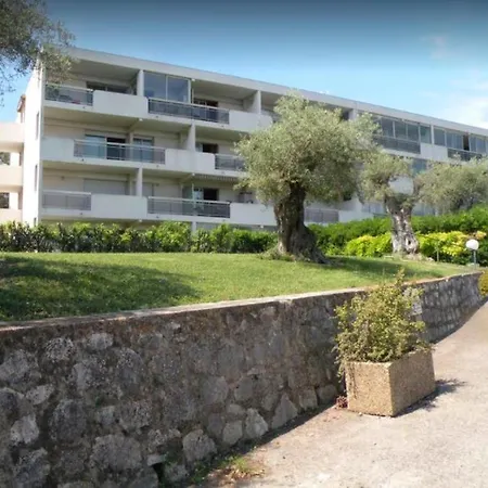 D'une A A 800 M De La Avec Vue Sur La Jardin Clos Et Wifi Appartement *