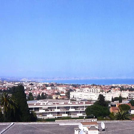 D'une A A 800 M De La Avec Vue Sur La Jardin Clos Et Wifi Appartement